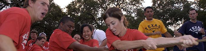 UT Austin 대학원생들의 줄다리기 모습